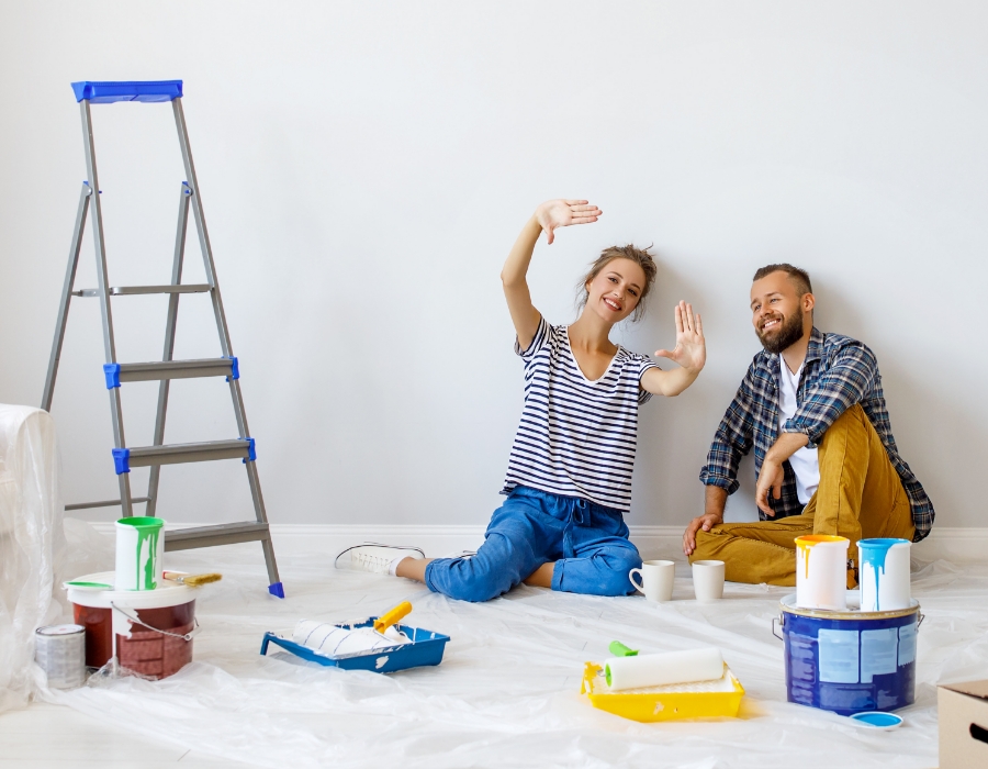 Junges Paar renoviert eine neue Wohnung