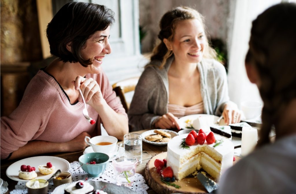 Glückliche Familie beim Kuchenessen