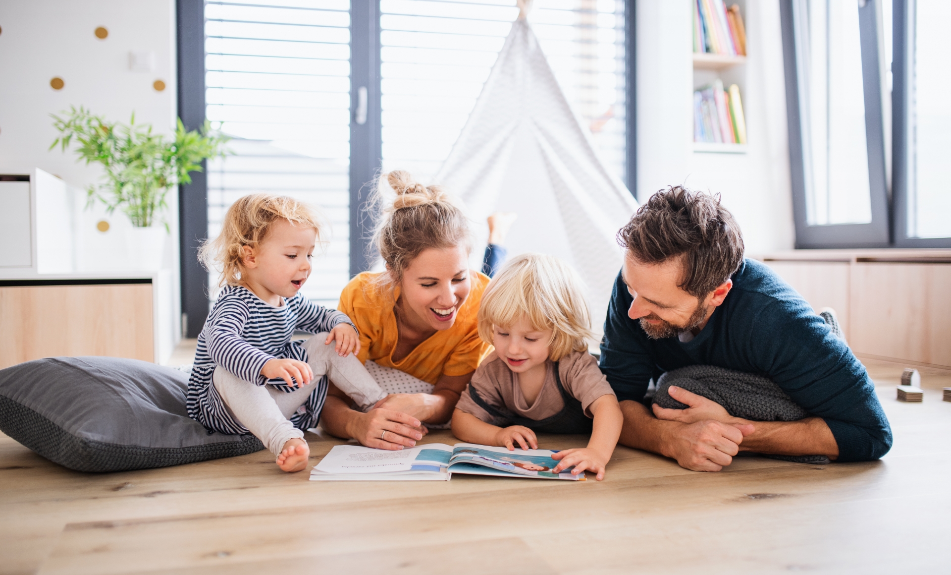 Glückliche Familie in einer Wohnung