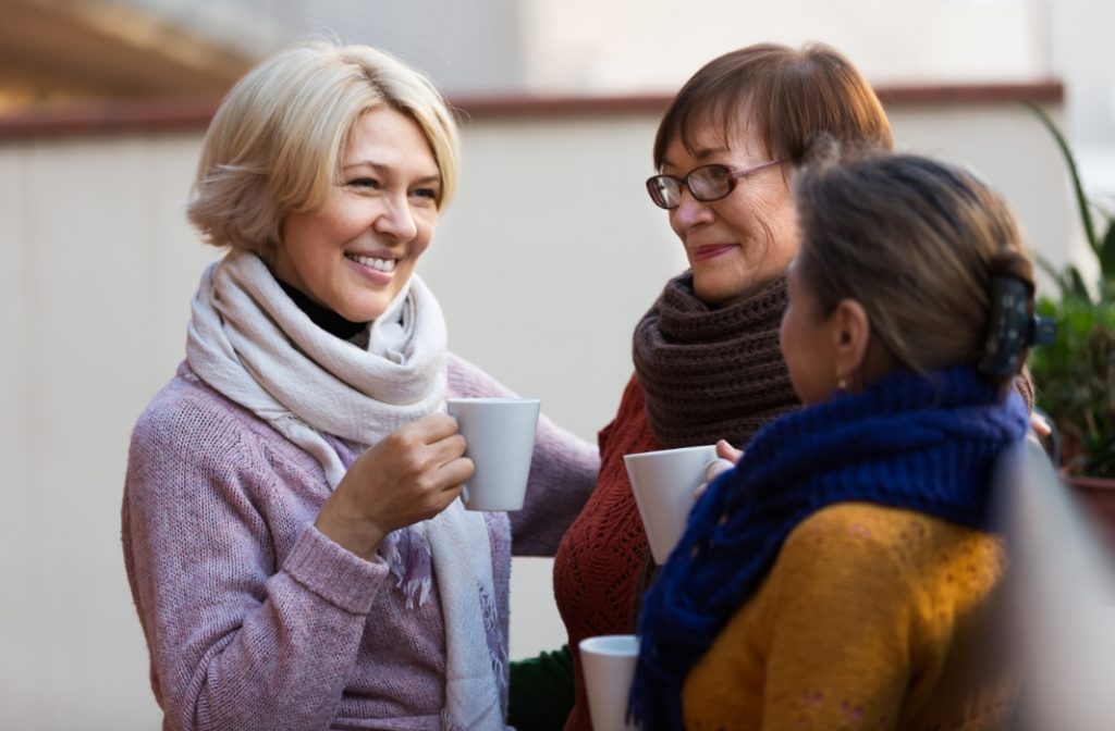 Drei Frauen trinken gemeinsam Kaffee