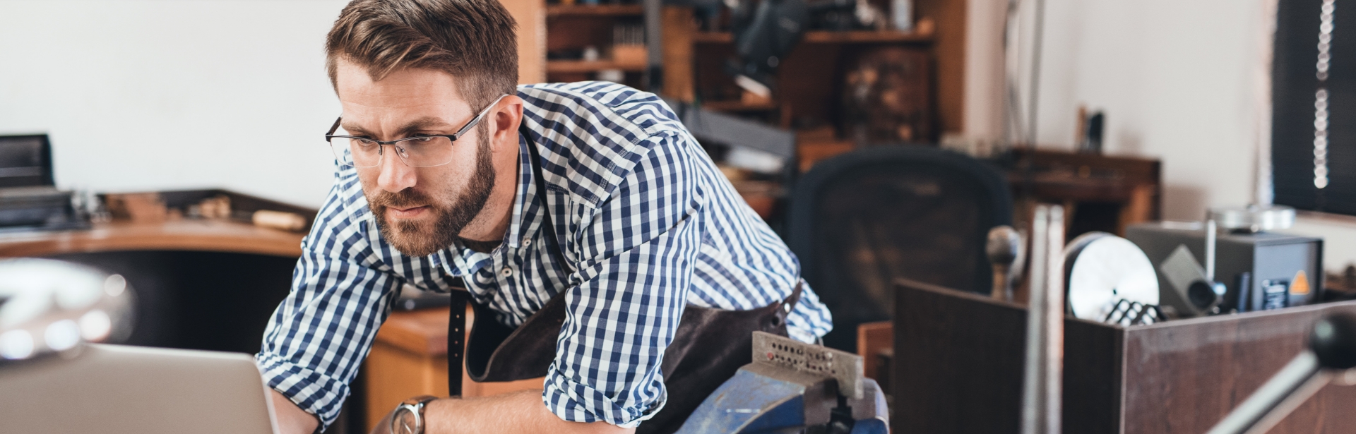 Handwerker trägt Termin am Notebook ein